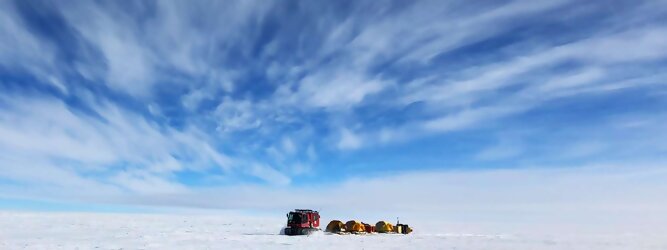 Trip Urlaub beliebtes Urlaubsziel – Antarktis - Null Bewohner, Millionen Pinguine und feste Dimensionen. Am südlichen Ende der Erde, wo die Sonne nur zwischen Frühjahr und Herbst über dem Horizont aufgeht, liegt der 7. Kontinent, die Antarktis. Riesig, bis auf ein paar Forscher unbewohnt und ohne offiziellen Besitzer. Eine Welt, die überrascht, bevor Sie sie sehen. Deshalb ist ein Besuch definitiv etwas für die Schatzkiste der Erinnerung und allein die Ausmaße dieser Destination sind eine Sache für sich. Du trittst aus deinem gemütlichen Hotelzimmer und es begrüßt dich die warme italienische Sonne. Du blickst auf den atemberaubenden Gardasee, der in zahlreichen Blautönen schimmert - von tiefem Dunkelblau bis zu funkelndem Türkis. Majestätische Berge umgeben dich, während die Brise sanft deine Haut streichelt und der Duft von blühenden Zitronenbäumen deine Nase kitzelt. Du schlenderst die malerischen, engen Gassen entlang, vorbei an farbenfrohen, blumengeschmückten Häusern. Vereinzelt unterbricht das fröhliche Lachen der Einheimischen die friedvolle Stille. Du fühlst dich wie in einem Traum, der nicht enden will. Jeder Schritt führt dich zu neuen Entdeckungen und Abenteuern. Du probierst die köstliche italienische Küche mit ihren frischen Zutaten und verführerischen Aromen. Die Sonne geht langsam unter und taucht den Himmel in ein leuchtendes Orange-rot - ein spektakulärer Anblick.